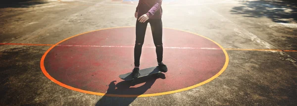 Giovane donna cavalcare su Skateboard — Foto Stock