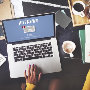 Laptop klavyesinde yazan kişi 