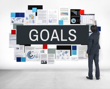 İş adamı duvara yakın duruyor 