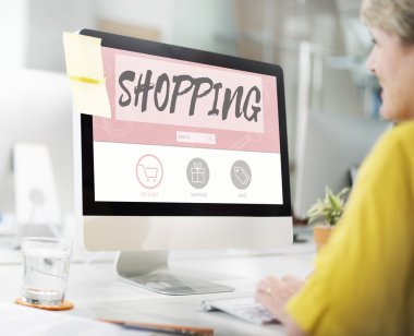 Ofisinde bilgisayarı olan kadın.