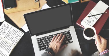 Laptop klavyesinde yazan kişi 