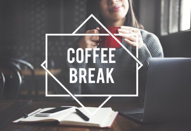 bilgisayar ile çalışan kadın