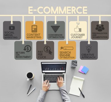 laptop ile çalışan kişi 