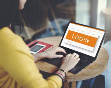 Ofiste laptop kullanan bir kadın