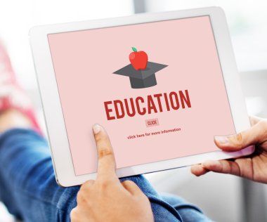 kişi elinde dijital tablet tarama