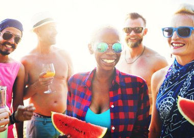 neşeli arkadaşları dışarı asılı 