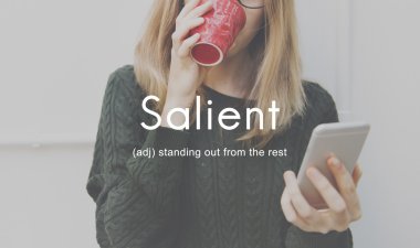 Kız holding akıllı telefon