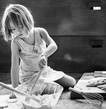 çerez hamur yoğurma kız