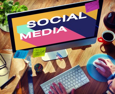 Bilgisayar kullanan adam