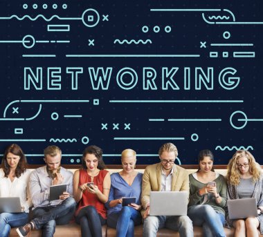 aygıtlar ve ağ ile insanlar oturup