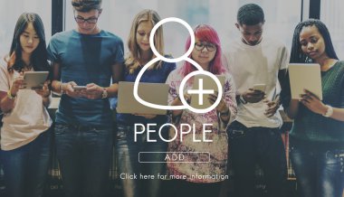 Dijital cihazlar kullanan öğrenciler 