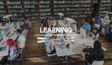 Üniversite kitaplığında bilgisayarlar kullanan öğrenciler