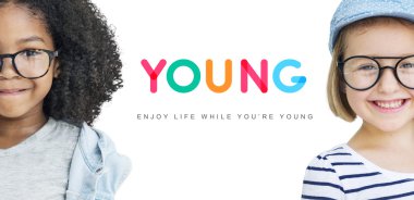 Gülümseyen iki sevimli kız