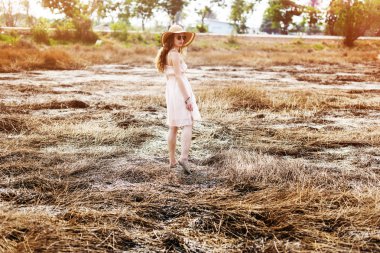 Kumsalda yürüyen kadın