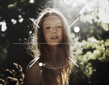 açık havada güzel genç bir kadın