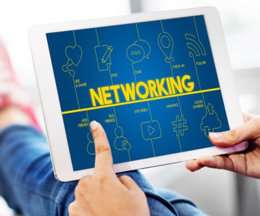 Tablet kullanan kadın 