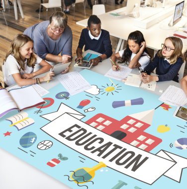 öğretmen okulda öğrenciler ile