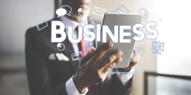 Dijital tabletli iş adamı 