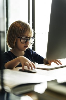 küçük kız bilgisayar ile oynamak