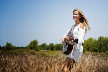 Sevimli kız açık havada gitar çalmaya
