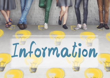 Duvara yakın duran insanlar