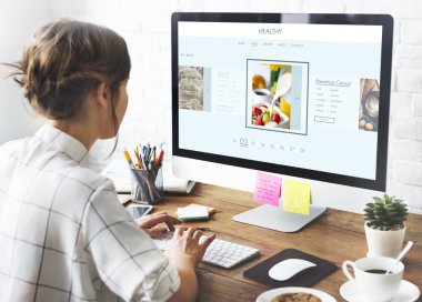  Bilgisayarda Çalışan Kadın