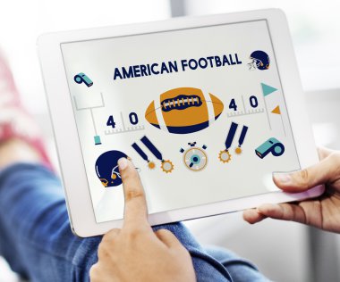 Dijital tablet tutan kadın