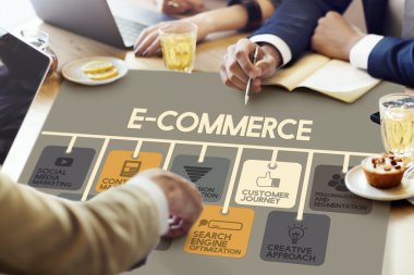 insanlar E-ticaret hakkında tartışıyor