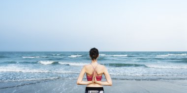 Sahilde meditasyon kadın