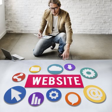 Web ile çalışan iş adamı
