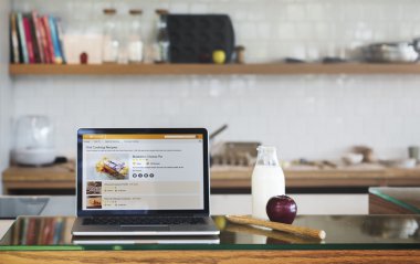 Mutfak masasının üstünde laptop