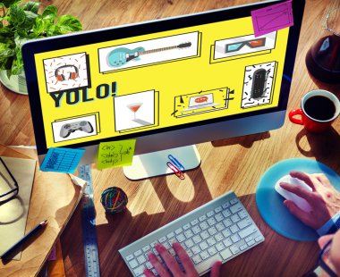 Bilgisayar kullanan adam 