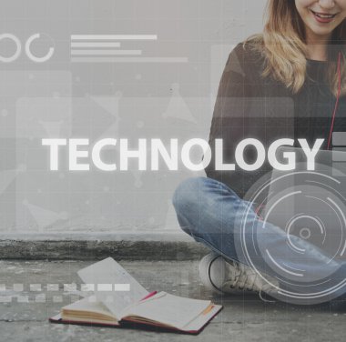 bilgisayar ile çalışan kadın