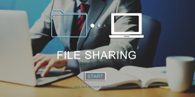 Bilgisayar ofiste çalışan adam