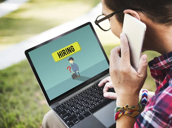 Man aan het werk met laptop in park — Stockfoto