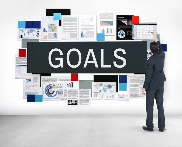 İş adamı duvara yakın duruyor 