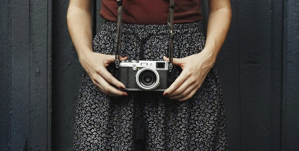 Mujer con cámara vintage —  Fotos de Stock
