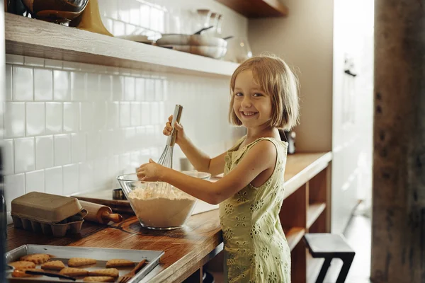 Девушка месит тесто для печенья — стоковое фото