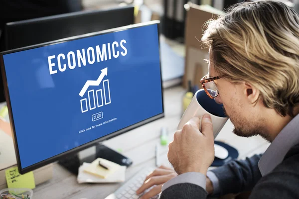 Biznesmen koncepcja ekonomii za pomocą komputera — Zdjęcie stockowe