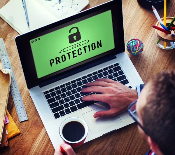 dizüstü bilgisayar kullanan adam