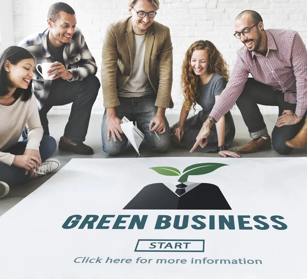 Ontwerpers werken met poster en green business — Stockfoto