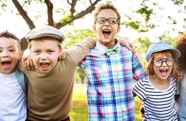 Bambini divertenti che giocano all'aperto — Foto Stock