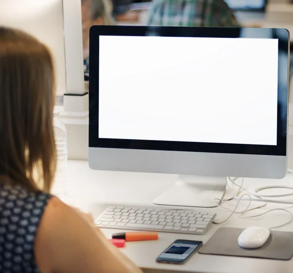 Mulher usando computador — Fotografia de Stock