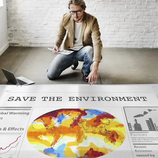Empresário que trabalha com Save Environment — Fotografia de Stock