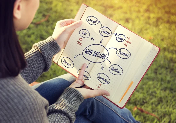 Mujer sosteniendo cuaderno —  Fotos de Stock