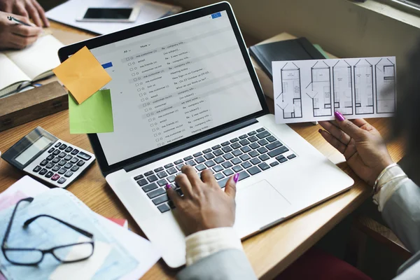 Vrouw werkt met laptop — Stockfoto