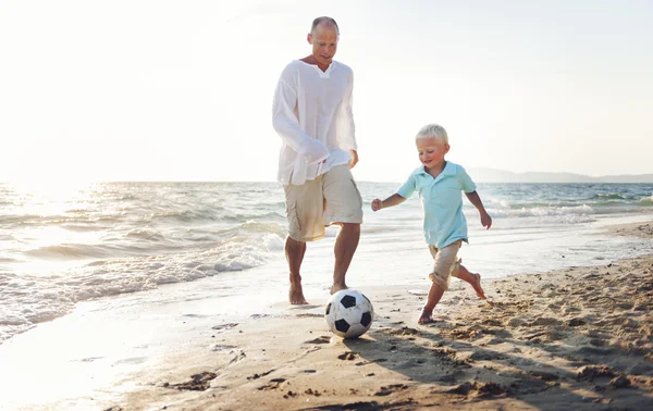 Far och son leker med bollen — Stockfoto