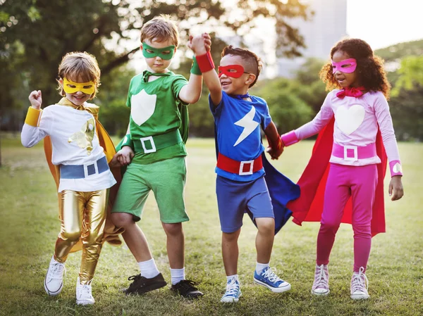 Superhrdina děti hrají venkovní — Stock fotografie