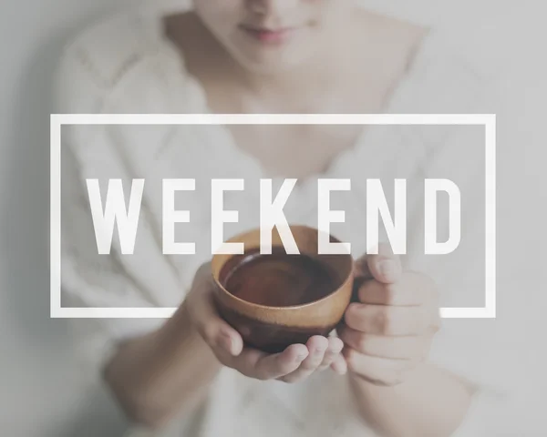 Mujer sosteniendo taza de té — Foto de Stock