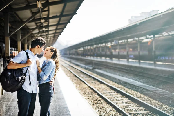 Çift tren istasyonu